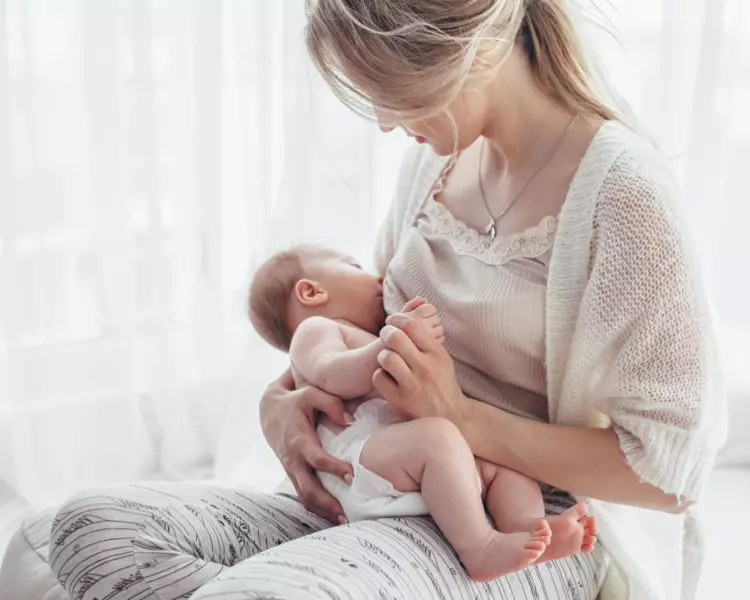 Die wundersame erste Mahlzeit Ihres Babys